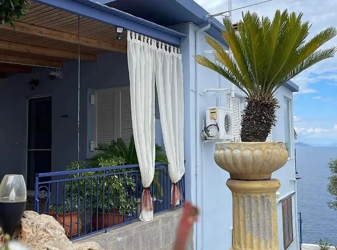 بيت للعطل Castle Sea View